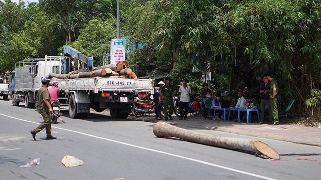 Thieu nien 15 tuoi bi go roi tu can cau de tu vong hinh anh 1