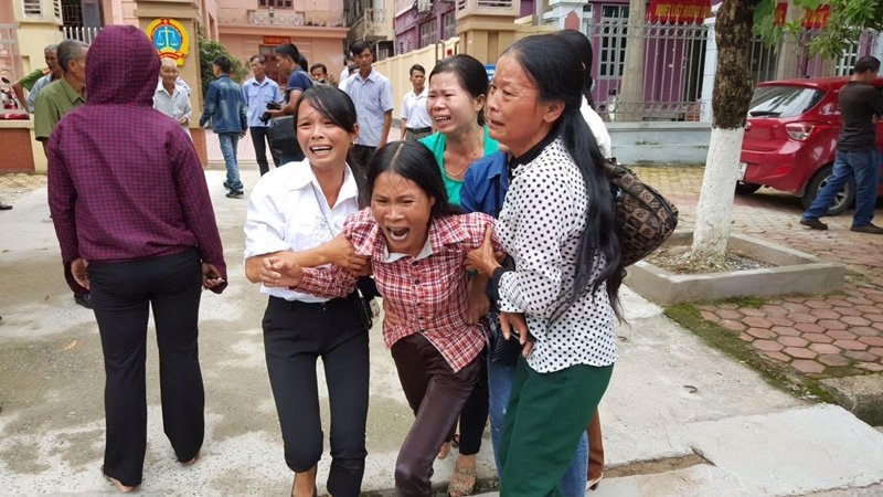 vật vã kêu oan, quỳ lạy trước tòa, kêu oan, hủy án sơ thẩm, hương khê, hà tĩnh
