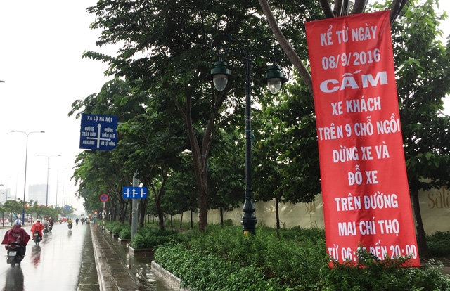 Nhiều tài xế xe khách khá bất ngờ và hoang mang khi nhìn thấy hàng loạt băng rôn cấm đậu, dừng ban ngày trên đại lộ Mai Chí Thọ đã có hiệu lực từ gần 1 tháng trước.
