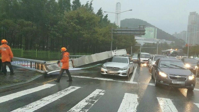 Cảnh tượng ngập lụt, đổ nát kinh hoàng sau bão tại siêu đô thị Hàn Quốc - Ảnh 7.