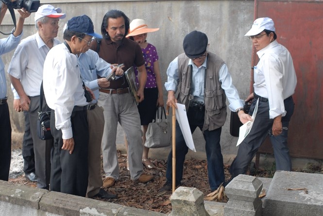 Nhà nghiên cứu Nguyễn Đắc Xuân (cầm gậy) cùng các nhà nghiên cứu khảo sát khu vực gò Dương Xuân vào tháng 10.2015 /// Ảnh: Bùi Ngọc Long