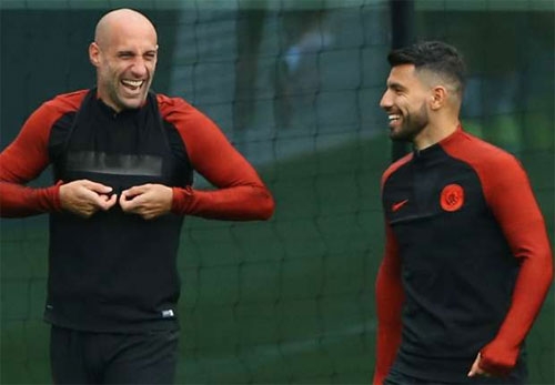 guardiola-cam-dung-internet-tai-man-city