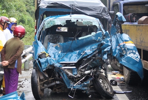 Xe tải do anh Út điều khiển bẹp rúm. Ảnh: Hoài Thanh