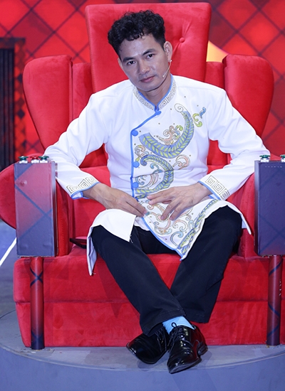hoai-linh-deo-vang-day-nguoi-tren-ghe-nong-3