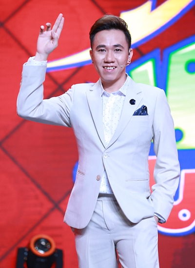 hoai-linh-deo-vang-day-nguoi-tren-ghe-nong-5