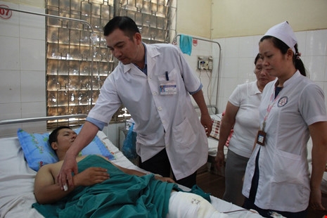 hon chuc thanh nien dung gach da tan cong khien csgt trong thuong hinh anh 1