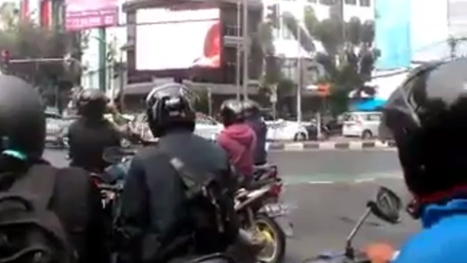 Indonesia bat nghi pham chieu phim nong giua pho hinh anh 1