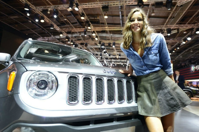 Người đẹp mặc áo bò, váy ngắn tươi vui bên xế của Jeep.