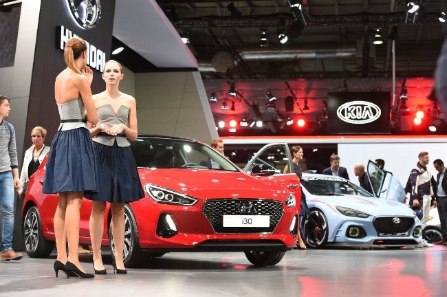 Chân dài bên Hyundai Rio.