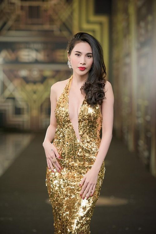 Những bộ váy xẻ 'đốt' mắt người nhìn của Thủy Tiên