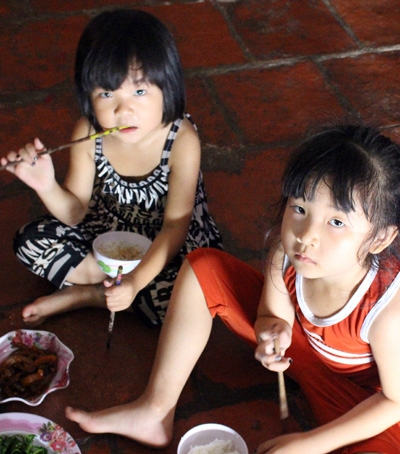 nhung-dua-tre-vo-thua-nhan-o-que-ngoai-mien-tay