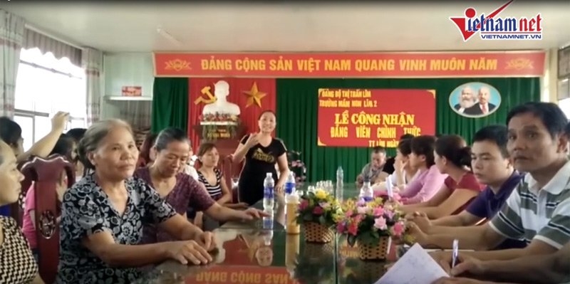 cơm sống, phụ huynh quây hiệu trưởng