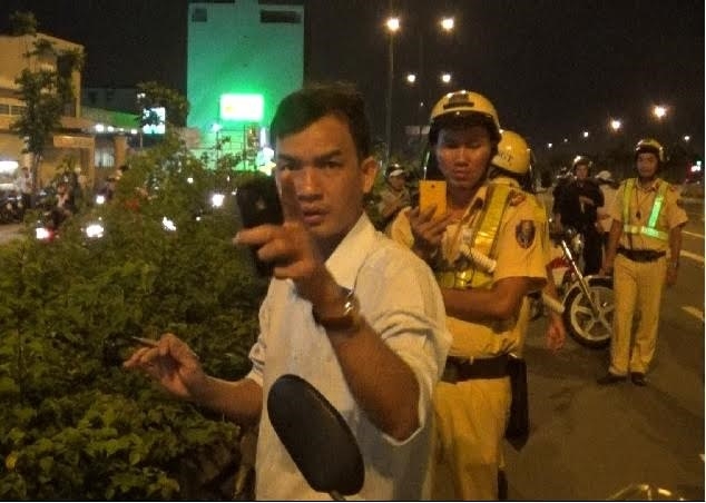 Say xin an va canh sat giao thong hinh anh 1