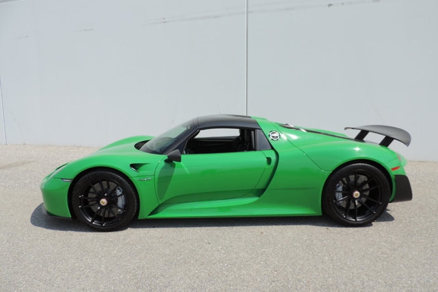  Theo đó, một chiếc Porsche 918 Spyder đời 2015 đã chạy được quãng đường là 1.141 Miles tương đương 1.836 km đang được một công ty nhập khẩu siêu xe tại Ontario, California. Mỹ, rao bán với mức giá 1.999.999 USD tương đương 45 tỷ Đồng. 