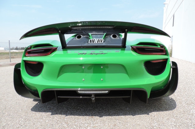  Chiếc Porsche 918 Spyder này còn nhận được sự tùy chỉnh với bộ cản va trước/sau khá hầm hố bằng chất liệu sợi carbon. 