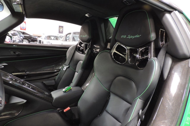  Nội y của chiếc Porsche 918 Spyder được khoác màu đen của da Alcantara cao cấp, điểm nhấn là các đường chỉ may trong màu xanh diệp lục tông xuyệt tông với ngoại thất. 