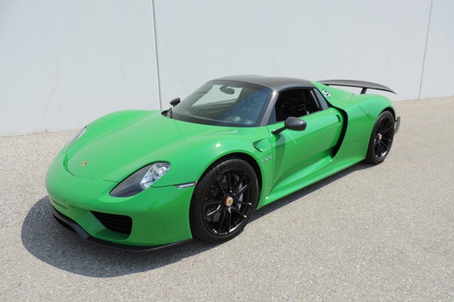  Phiên bản sản xuất của Porsche 918 Spyder được trình làng tại triển lãm Frankfurt 2013 và bắt đầu được bán ra từ ngày 18 tháng 9 năm 2013 với số lượng sản xuất là 918 chiếc, rất nhanh chóng, lô hàng Porsche 918 Spyder này đều có chủ. 