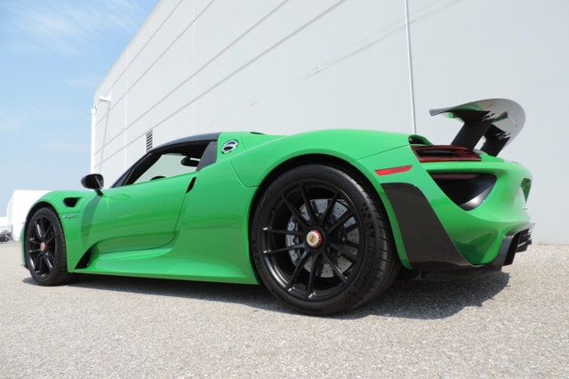  Siêu xe Porsche 918 Spyder được trang bị hệ dẫn động hybrid có tổng công suất tối đa 886 mã lực và mô-men xoắn cực đại 1.245 Nm. Sức mạnh đó giúp Porsche 918 Spyder có thể tăng tốc từ 0-100 km/h chỉ trong 2,8 giây và đạt tốc độ tối đa 345 km/h. 