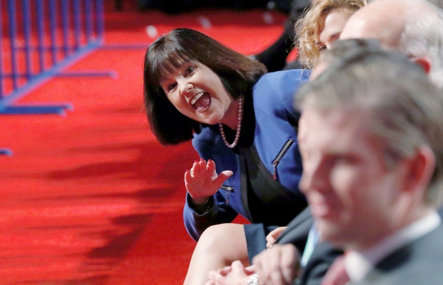  Bà Karen Pence, phu nhân của ông Mike Pence, tới theo dõi cuộc tranh luận trực tiếp của chồng (Ảnh: Reuters) 