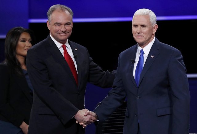  Ông Kaine (trái) vàPence bắt tay trước khi bước vào tranh luận (Ảnh: Reuters) 