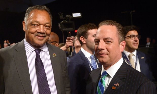  Cựu ứng viên tổng thống Mỹ Jesse Jackson (trái) và Chủ tịch Ủy ban Cộng hòa quốc gia Reince Priebus. (Ảnh: AFP) 