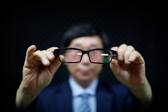 Ông Moon Seoung-ok khoe mắt kiếng có gắn máy quay lén Ảnh: REUTERS