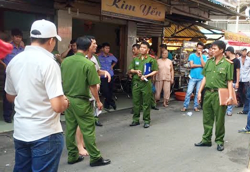benh-cha-nam-thanh-nien-chem-2-hang-xom-o-trung-tam-sai-gon