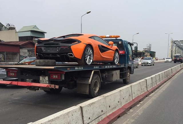  Siêu xe được vận chuyển bằng xe cứu hộ để đến địa điểm tập kết và lên xe chuyên dụng vào Sài thành. 