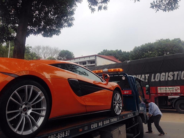  Ngoại thất màu cam kết hợp cùng nhiều chi tiết phủ carbon ngoại thất mang đến vẻ đẹp cá tính cho McLaren 570S. 