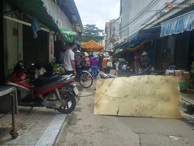 Đâm chém kinh hoàng trong chợ ở Sài Gòn, 2 anh em họ tử vong - Ảnh 1.