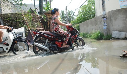 Dân Sài Gòn khổ sở vì nước ngập cả tháng không rút - ảnh 3