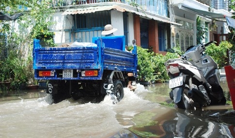 Dân Sài Gòn khổ sở vì nước ngập cả tháng không rút - ảnh 4