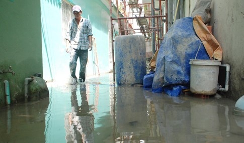 Dân Sài Gòn khổ sở vì nước ngập cả tháng không rút - ảnh 8