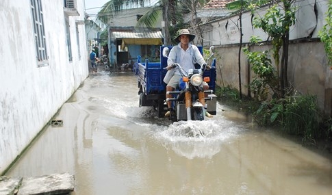 Dân Sài Gòn khổ sở vì nước ngập cả tháng không rút - ảnh 9
