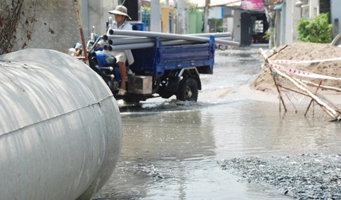 Dân Sài Gòn khổ sở vì nước ngập cả tháng không rút - ảnh 11