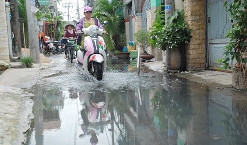 Dân Sài Gòn khổ sở vì nước ngập cả tháng không rút - ảnh 14