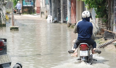 Dân Sài Gòn khổ sở vì nước ngập cả tháng không rút - ảnh 16