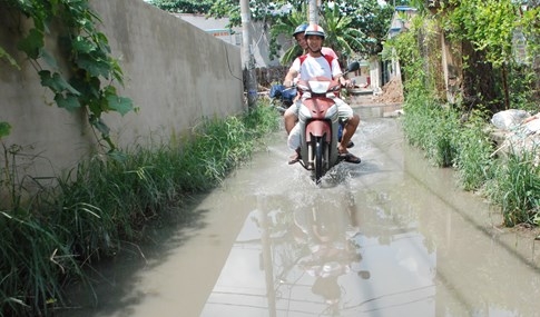 Dân Sài Gòn khổ sở vì nước ngập cả tháng không rút - ảnh 19