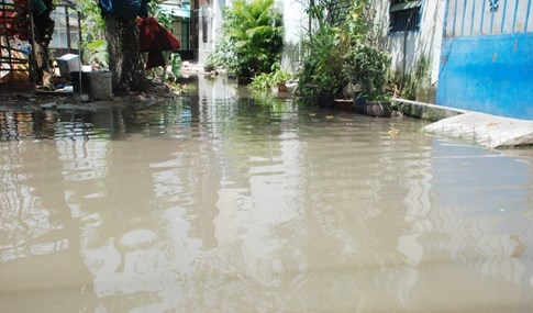 Dân Sài Gòn khổ sở vì nước ngập cả tháng không rút - ảnh 20