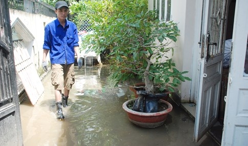 Dân Sài Gòn khổ sở vì nước ngập cả tháng không rút - ảnh 22