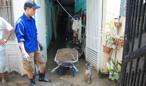 Dân Sài Gòn khổ sở vì nước ngập cả tháng không rút - ảnh 23