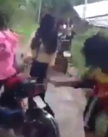 hue: nu sinh danh chui ban tham te giua duong, chang ai can ngan hinh anh 1