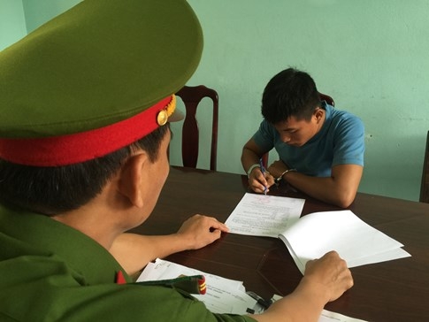 'Mò' mật khẩu, chiếm quyền 100 tài khoản Facebook lừa nạp card - ảnh 1