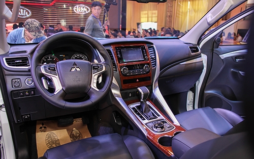 mitsubishi-pajero-sport-premium-doi-thu-fortuner-ra-mat-viet-nam-1