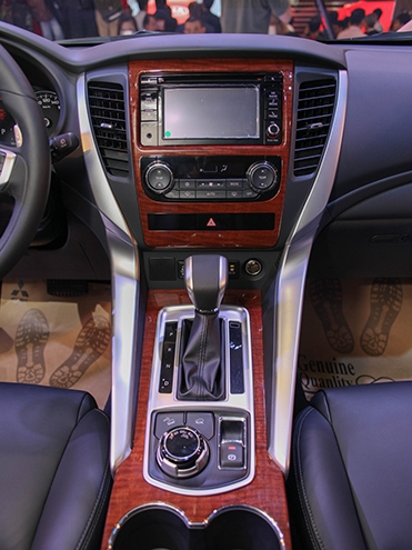 chi-tiet-noi-that-mitsubishi-pajero-sport-premium-tai-vms-2016-3