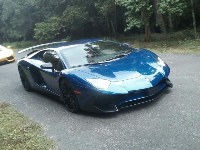  Lamborghini Aventador LP750-4 SV xuất hiện trên phố vẫn chưa có biển số. 