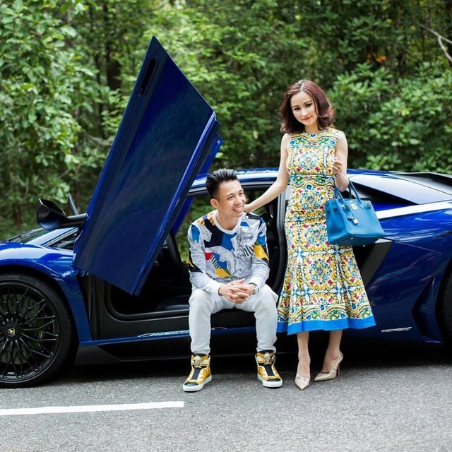  Đại gia Minh Nhựa và vợ tạo dáng bên siêu xe Lamborghini Aventador LP750-4 SV. 