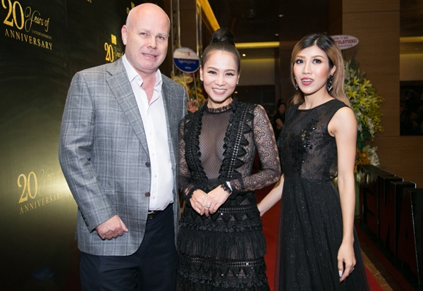 tran-thanh-hari-won-quan-quyt-trong-su-kien-4