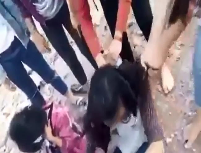 Triệu tập 4 em lớp 9 trong vụ hai nữ sinh bị đánh hội đồng dã man ở Nghệ An - Ảnh 3.