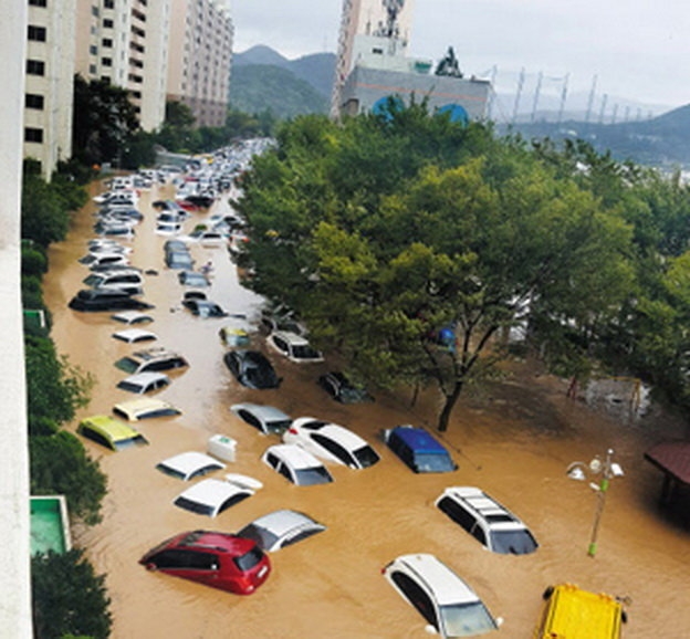 Video nhà, ôtô trôi như thuyền giấy trong mưa bão ở Hàn Quốc 
